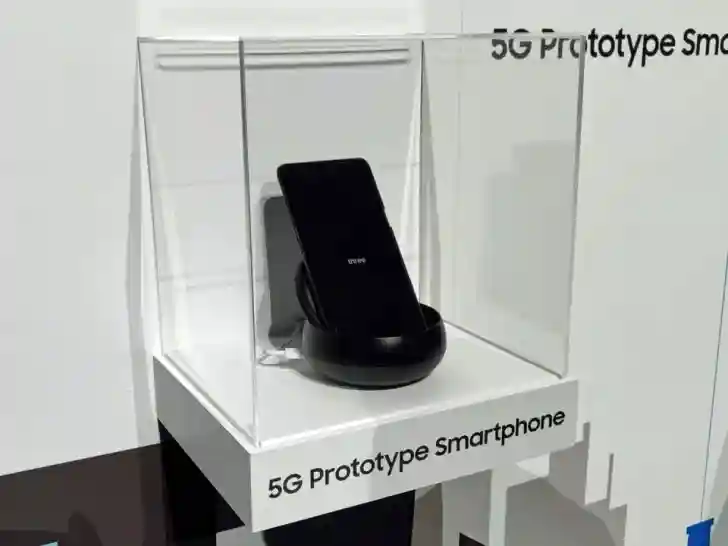 三星“秘密”展出可折叠手机和5G手机原型机