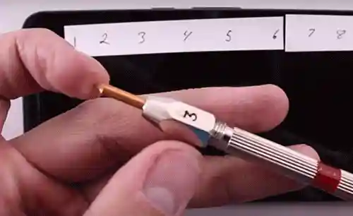 三星GalaxyZ Flip折叠屏再度翻车？用指甲都能留下划痕