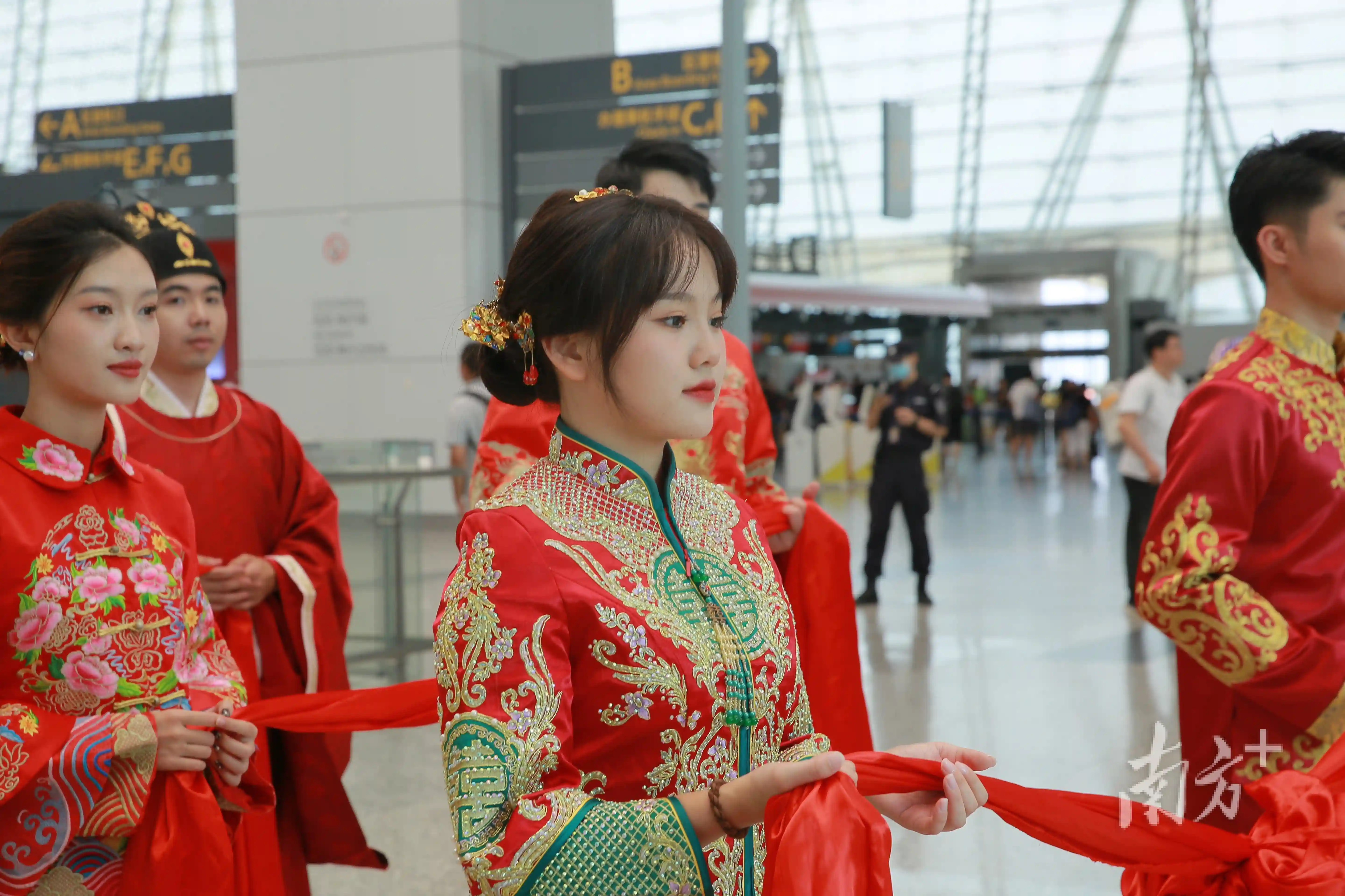 巧遇七夕好时光，传统婚俗展演“快闪”白云机场