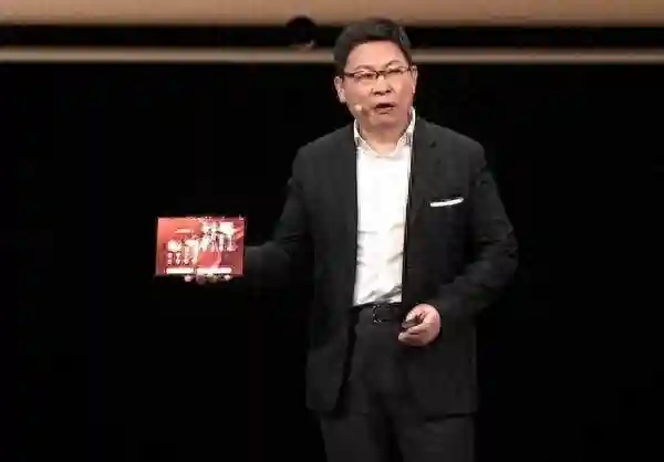 华为正式发布全球首款三折叠屏手机，售价19999元起，余承东：改写行业历史 打破三个记录