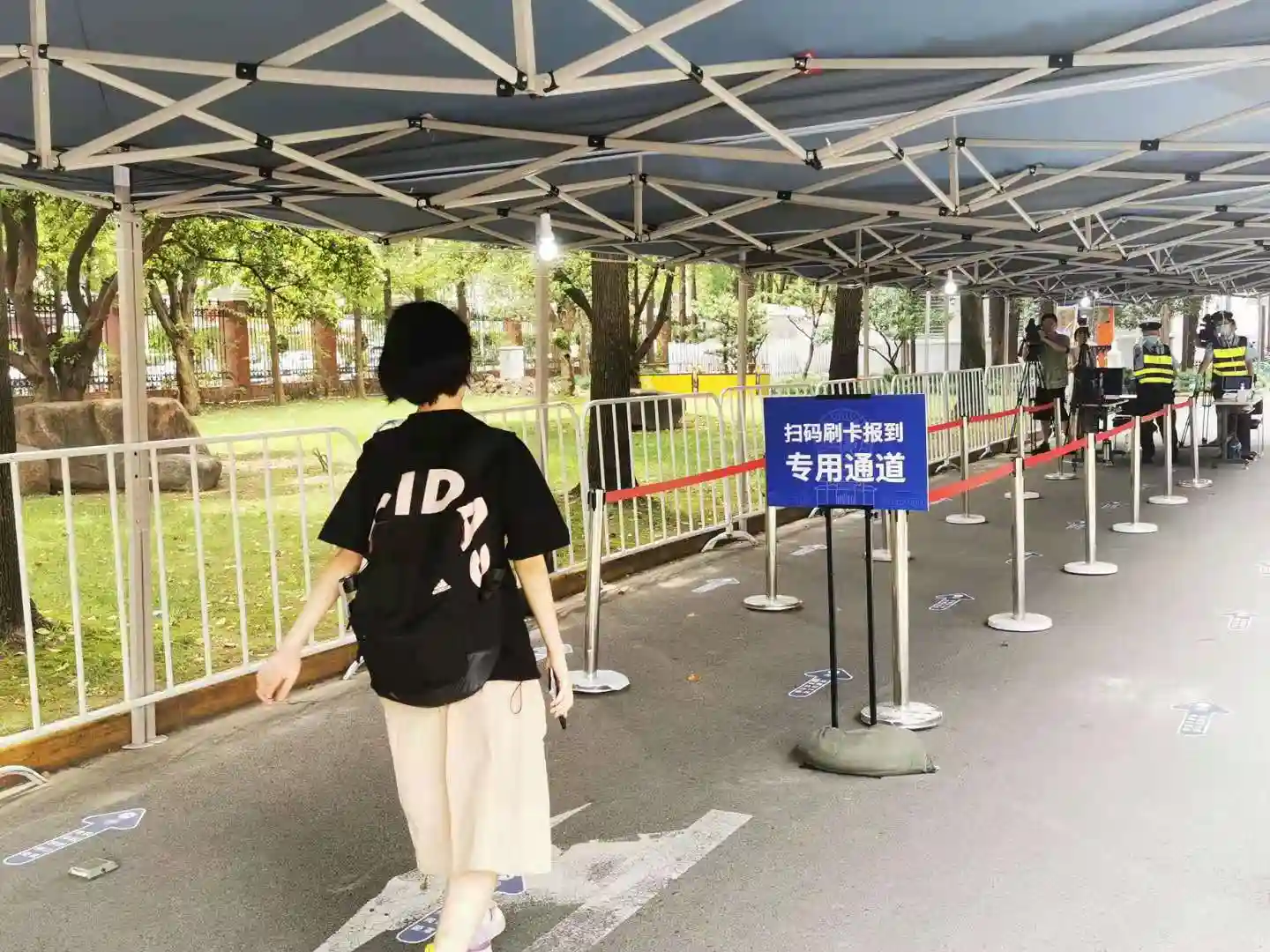 高校迎新“大礼包”来了：扫“虚拟卡”推开“任意门”，食堂吃出图书馆的感觉