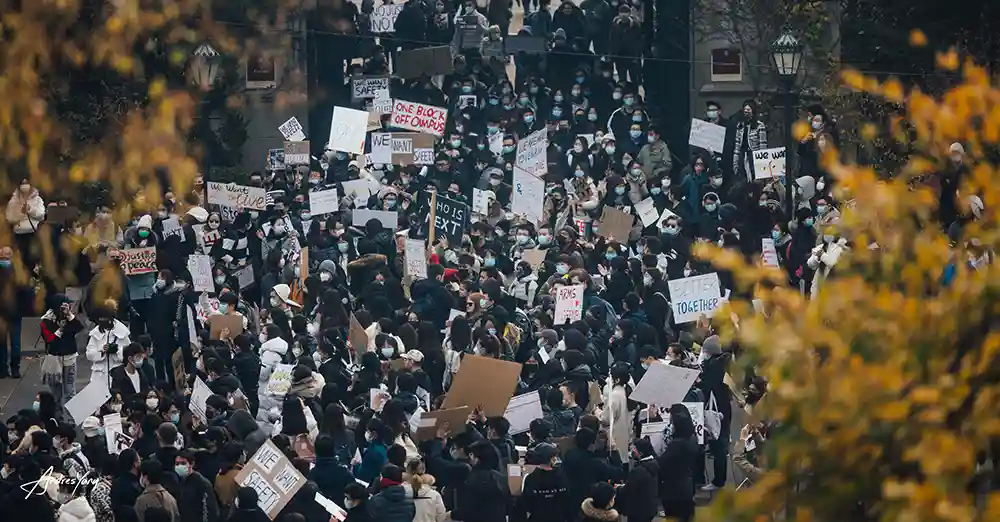 枪案后的芝加哥：暴力远未离开，但中国留学生勇敢地站出来
