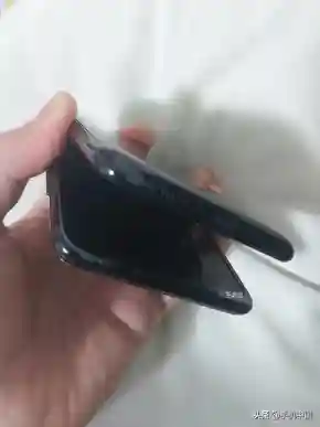 三星“翻盖”折叠屏手机曝光！找到了当年翻盖手机的感觉