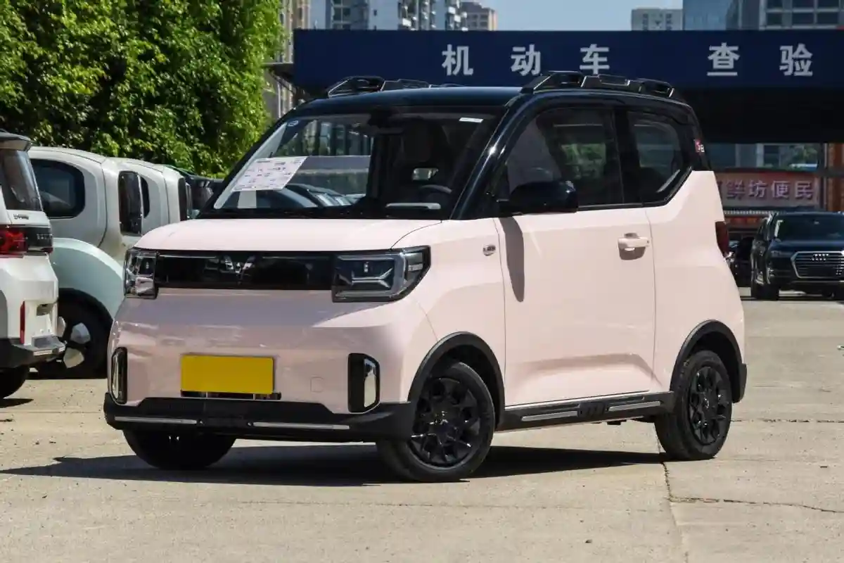 打工人买得起的代步车，便宜又好开，一公里才3分钱，宏光MINIEV