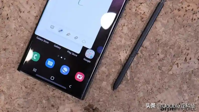 修复即将推出：三星终于承认Galaxy S22 Ultra屏幕闪烁Bug
