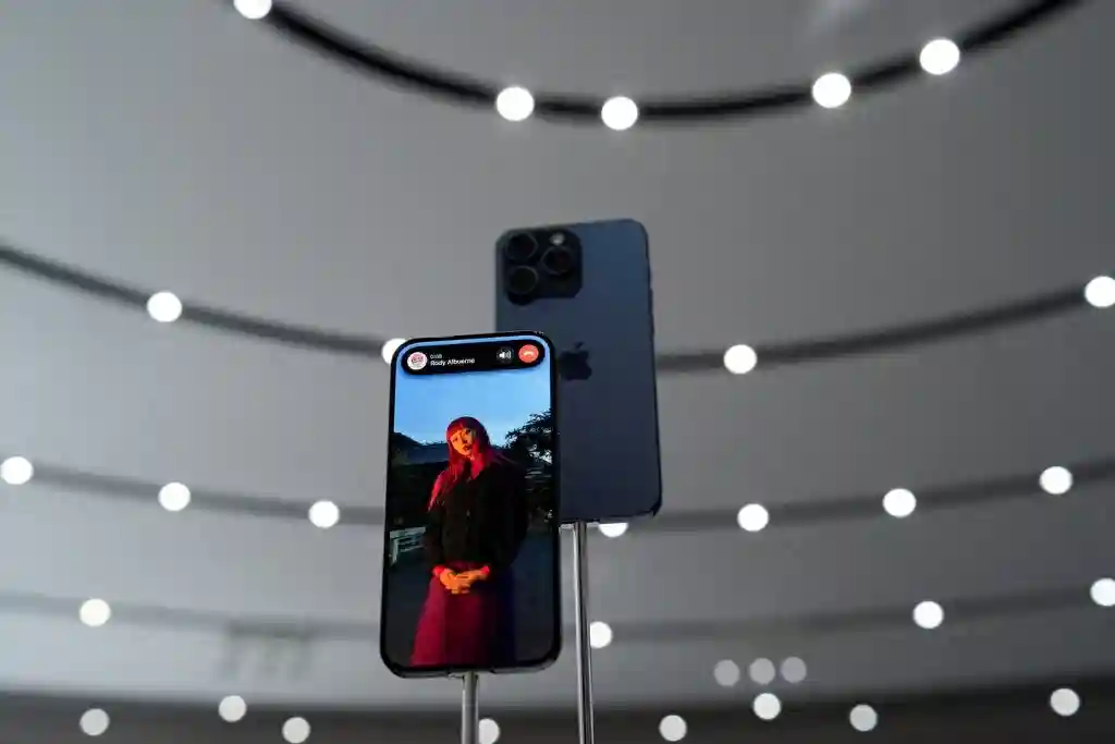 韩媒：三星与LG争夺iPhone 16系列OLED大单
