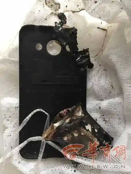 西安女子用了5年的三星手机正充电，突起火爆炸，致家具“损失1万元”