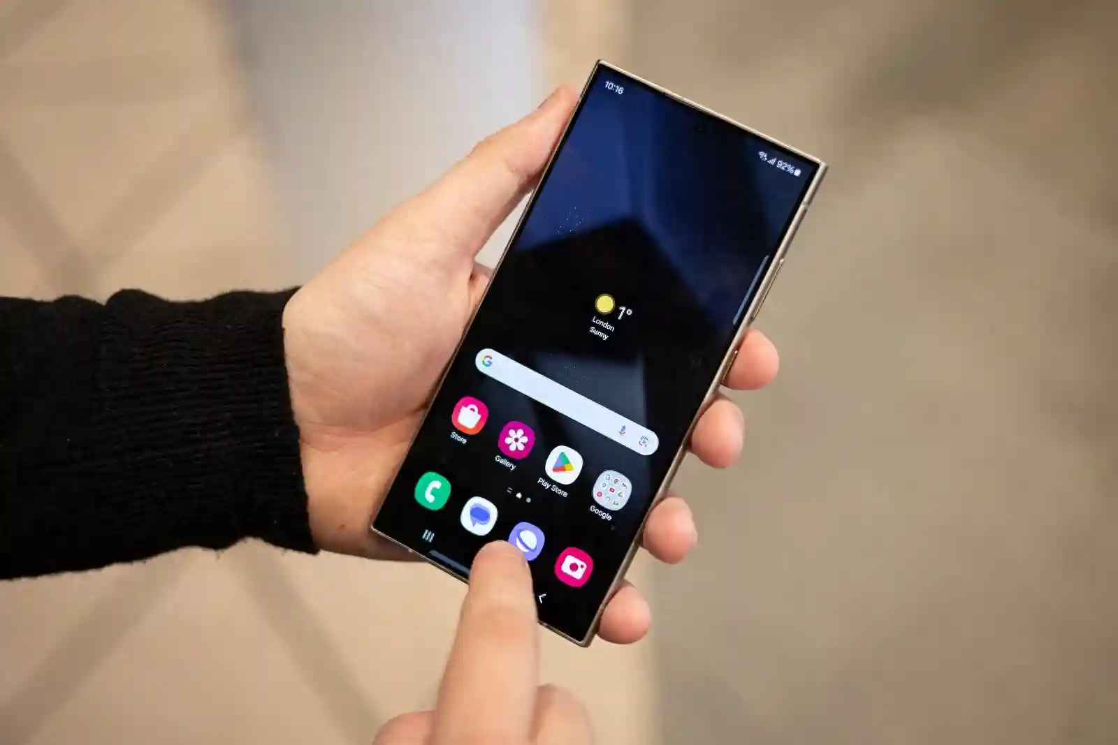 三星Galaxy S24 Ultra手机发布：钛合金机身、AI功能加持