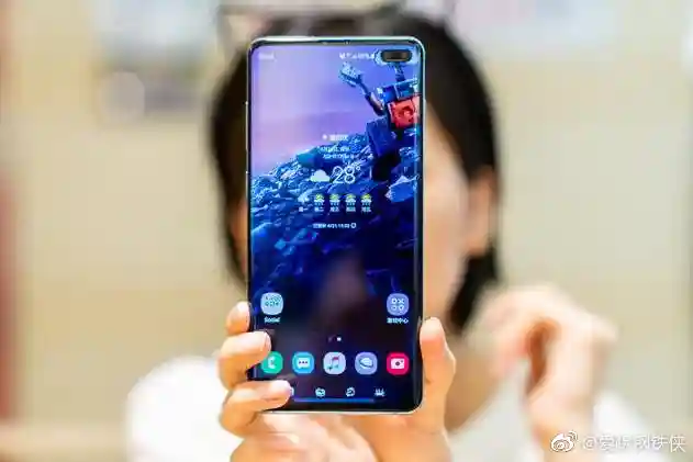 华为mate30Pro屏幕真就比不上三星么？对比之后，结果很尴尬