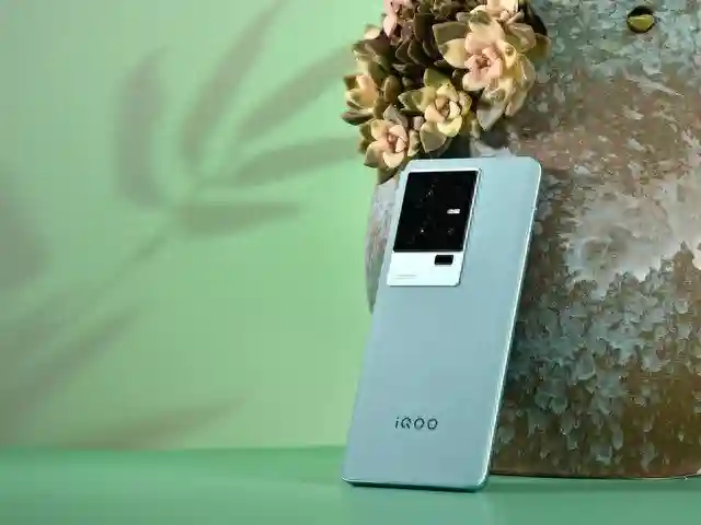 iQOO11S首发上手！全新升级200W快充大底主摄